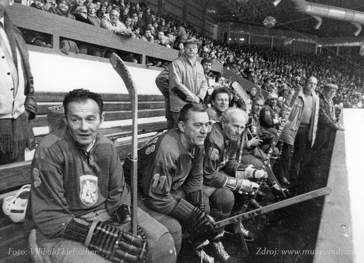 Hokejové utkání zpěváků proti staré gardě Děčín, zimní stadion Děčín, kolem roku 1984