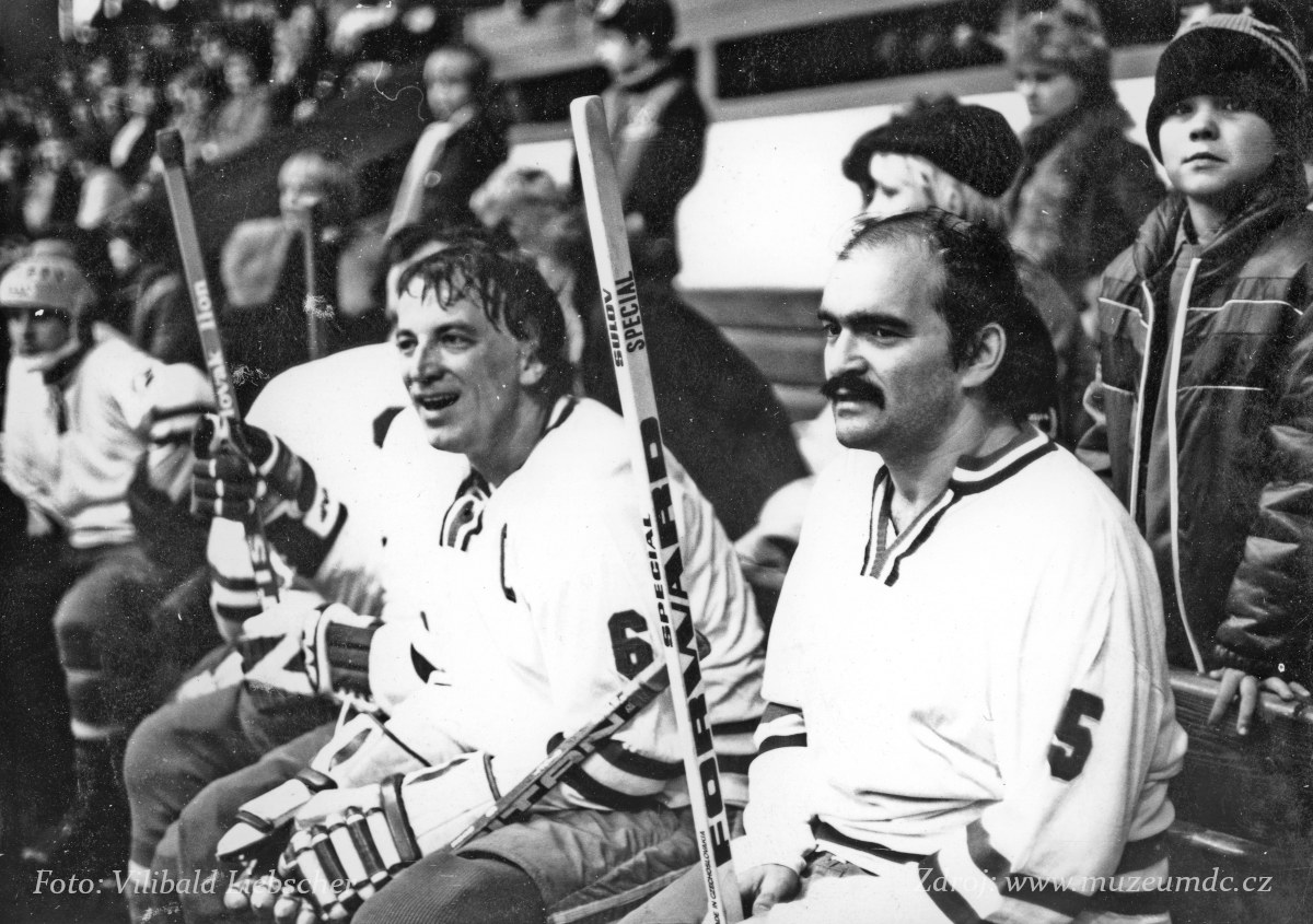 Hokejové utkání zpěváků proti staré gardě Děčín, zimní stadion Děčín, kolem roku 1984