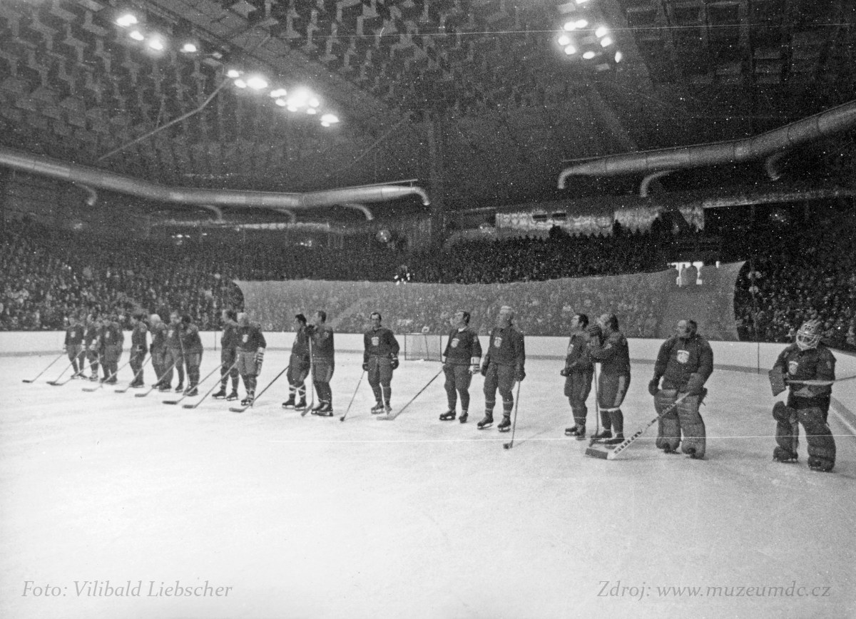 Hokejové utkání zpěváků proti staré gardě Děčín, zimní stadion Děčín, kolem roku 1984
